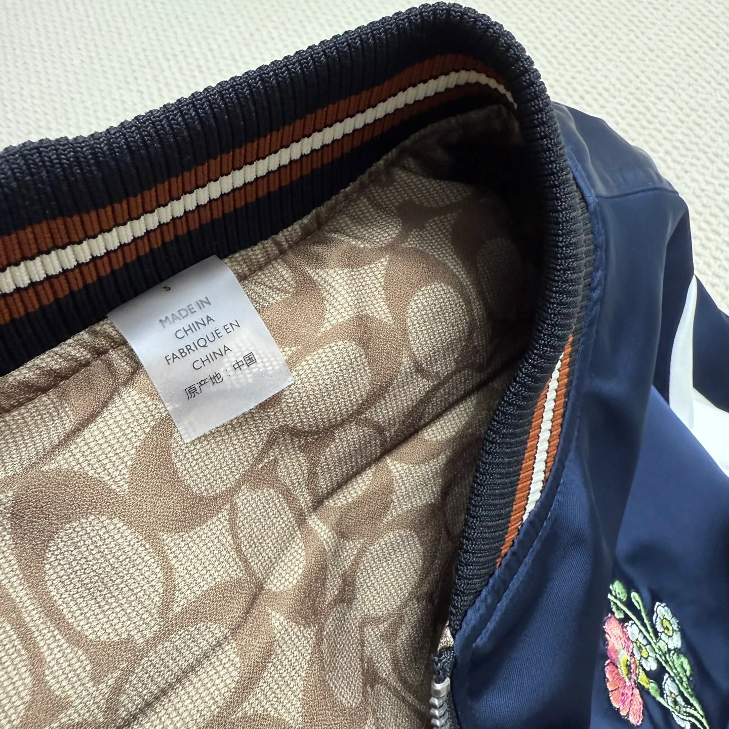 Provide one piece of clothing for two wears! COACH New Arrival women's jacket is here. Kou's New Arrival embroidered reversible baseball jacket for women. Super beautiful reversible baseball jersey. Produced by a major trading factory. Excellent quality. The quantity is not large, only about 500 pieces. But it's also very fragrant. One side is made of high-weight Navy Blue satin fabric. This fabric is absolutely amazing. Ordinary satin fabrics on the market are either soft and shapeless. Or the texture is rough and not delicate enough. The more delicate the fabric, the higher the fabric requirements. The fabric woven with forty-eight double yarns and three yarns is not only as delicate as Dove chocolate. And just hanging it flat there is very classy. I have tried it countless times and there is absolutely no snagging. The grass embroidery on the front chest can be said to be very three-dimensional. Perfectly complementing each other. Wearing it on the reverse side is a combination of color-blocked C all-over print and satin fabric. Classic is revealed in a low profile. All sizes available in complete packaging. Size: S-L (reversible) Color: Navy Blue (presbyopia reversed) (Material: polyester fiber) S size: length 59CM, bust 120CM, shoulder raglan (raglan) 72CM, reference weight 90-105 catties M size: length 61CM, bust 124CM, shoulder raglan (raglan) 74CM, reference weight 105-115 catties L size: length 63CM Bust 128CM, shoulder sleeves (raglan) 76CM, reference weight 115-130 catties